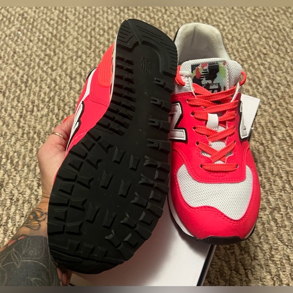 New Balance 574
Vivid Coral Camo (Women's) - Picture 6 of 6